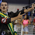 VÍDEO - Águia de Ouro leva ao ensaio componente de Hitler, com faixa presidencial e armado de cassetete
