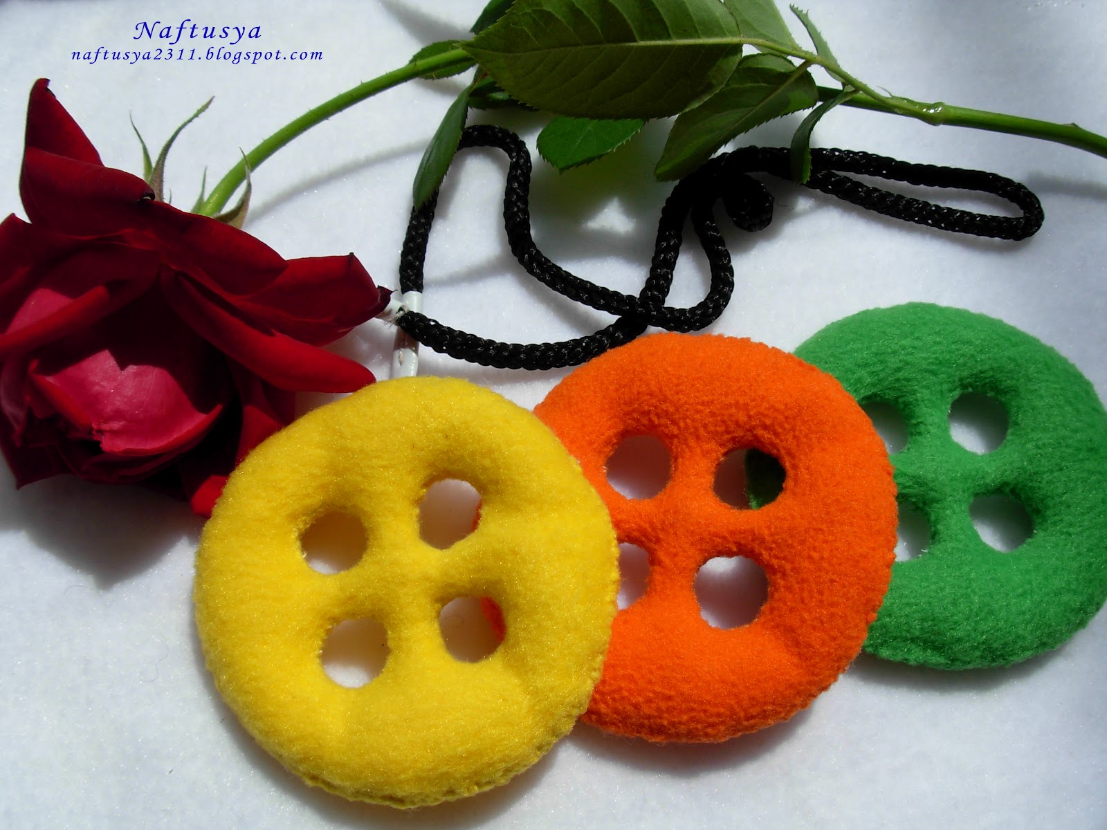 большие пуговицы из картона. большие пуговицы из картона. пуговица из картона. пуговички из фанеры. цветные пуговицы из фетра.