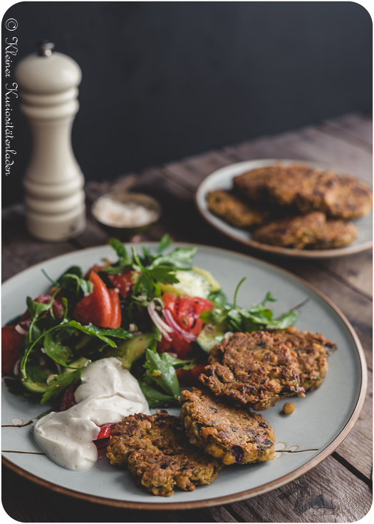 Falafelfritter mit Joghurtdip und Tomaten-Gurken-Salat | Kleiner ... Falafelfritter mit Joghurtdip und Tomaten-Gurken-Salat | Kleiner ...