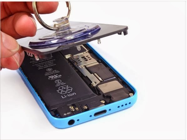 Video Detailed internal components of the iPhone 5c smartphone
