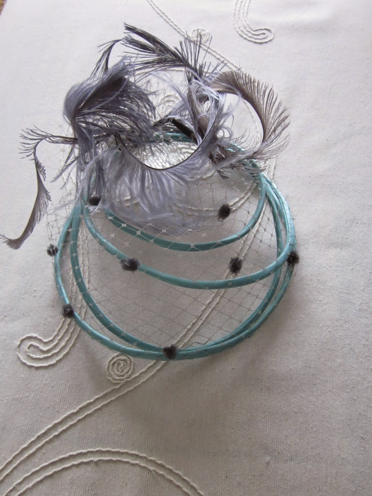 Gris Plata Y Crema Neta Aro Plumas Tocado Para Cabello