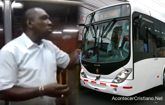 Hombre predicando en bus