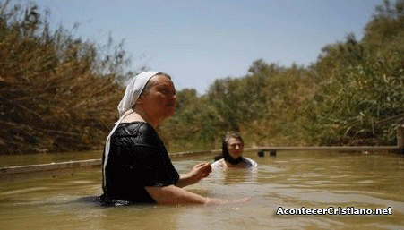 Mujer bañándose en el río Jordán