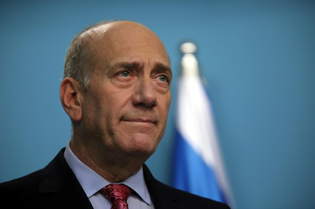 Ehud Olmert foi condenado em 2014 por ter aceitado subornos para promover um projeto imobiliário em Jerusalém e obstruído a justiça