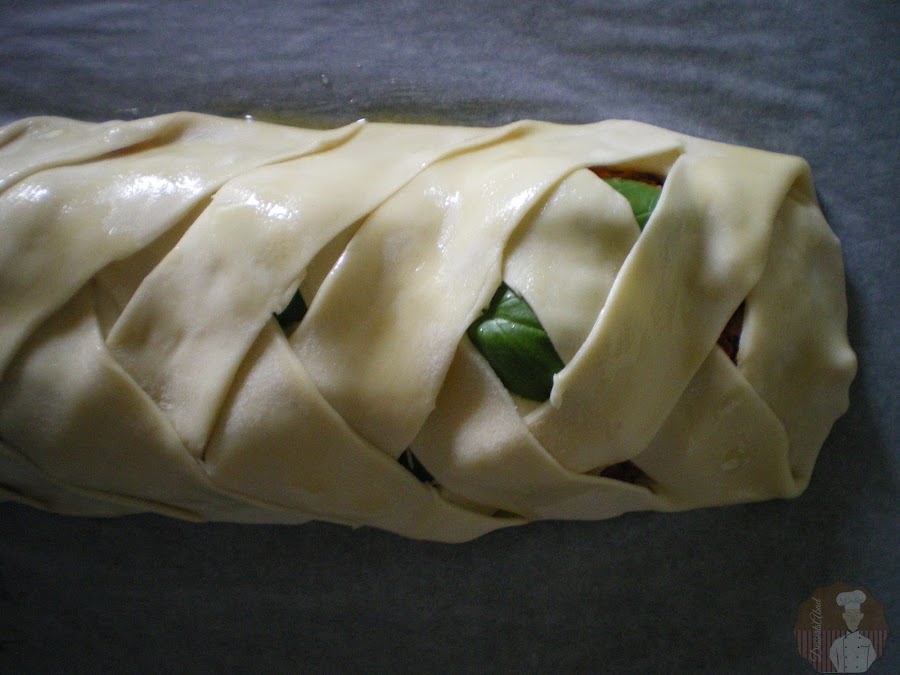 Stromboli fácil de pollo asado y mozzarella: trenzado terminado.