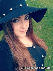 selfie con sombrero floppy y vestido negro