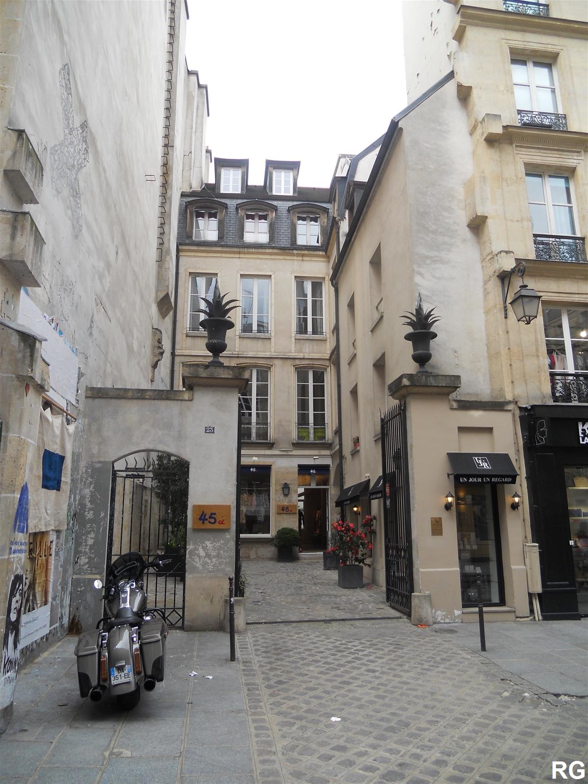 Parisbiseart Escalier rue Vieille du temple