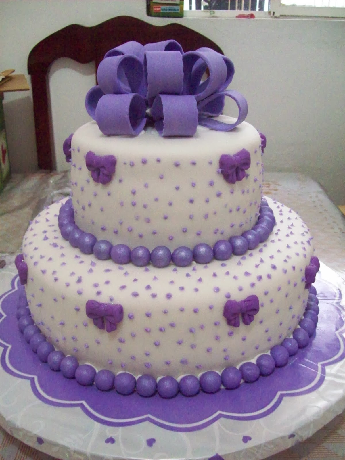 Nanda Bolos BOLO DECORADO COM PASTA AMERICANA BRANCO E LILÁS