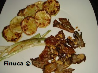  Calabacín, ajetes y setas a la plancha 