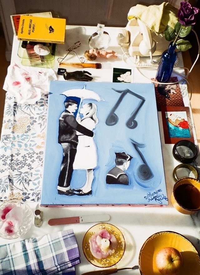 Peinture à l'huile représentant un couple sur fond bleu ciel