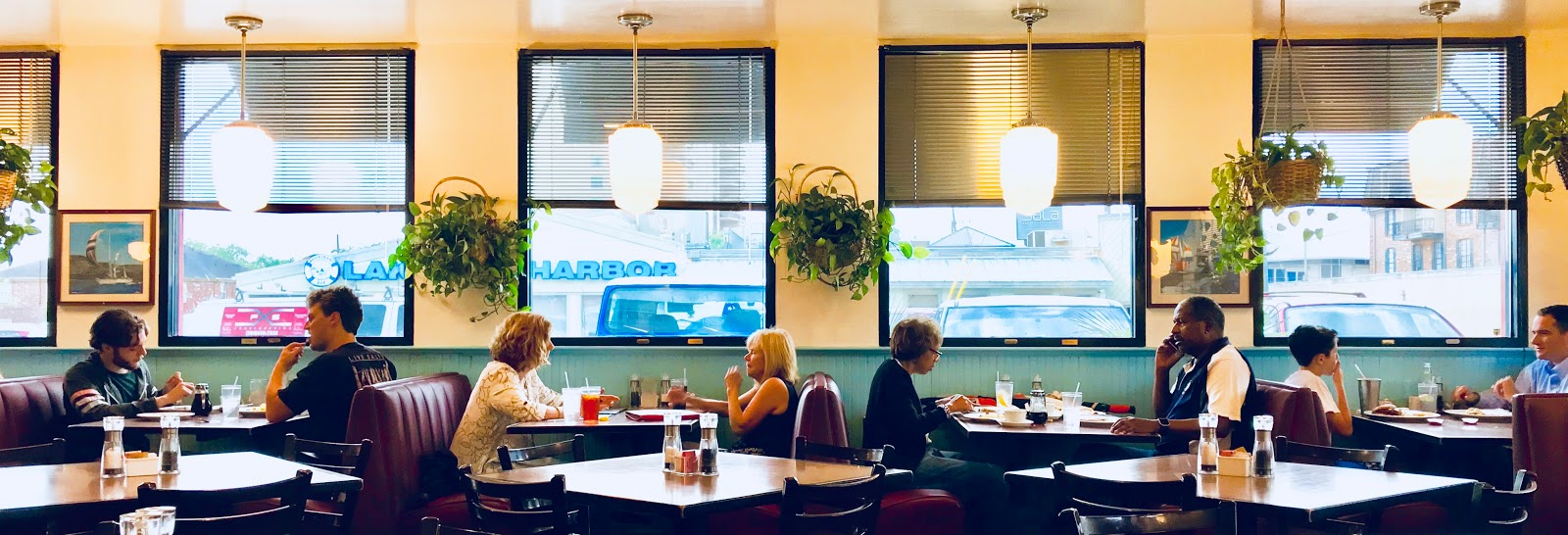 angels and people, life in New Orleans lunchtime at Russell's Marina Grill
