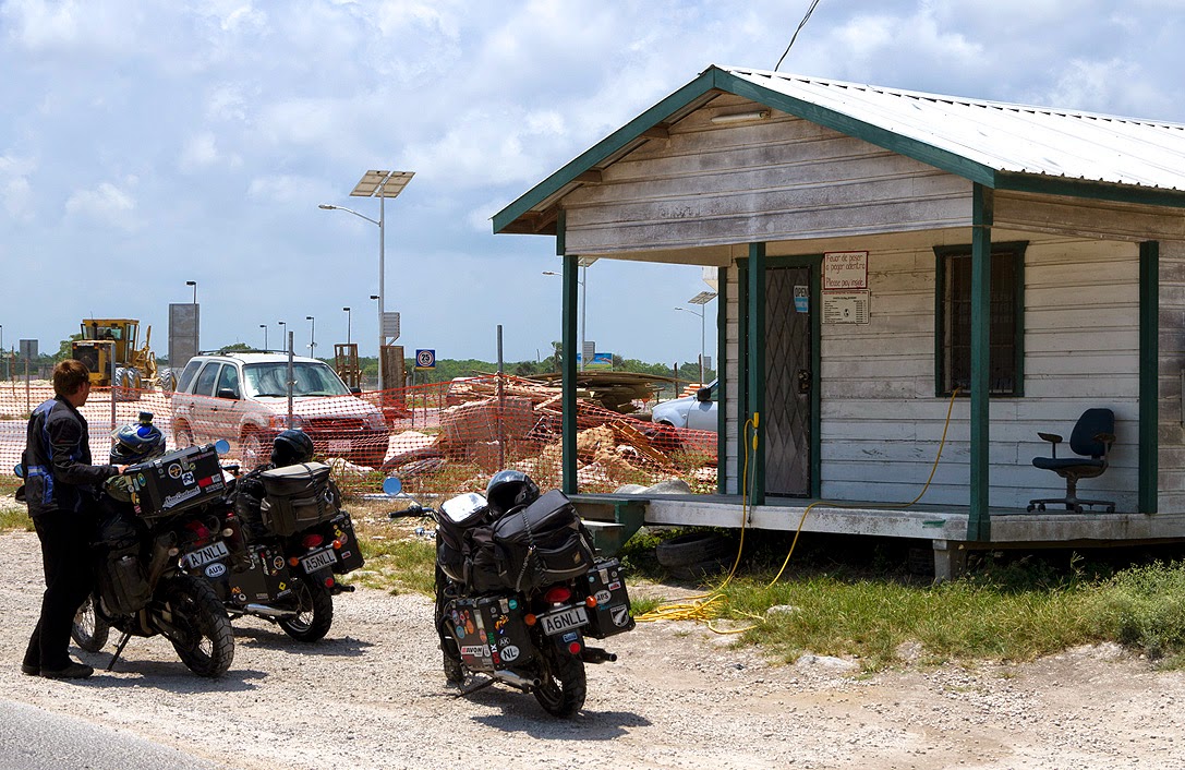 EarthRoamers Crossing the border from Mexico into Belize