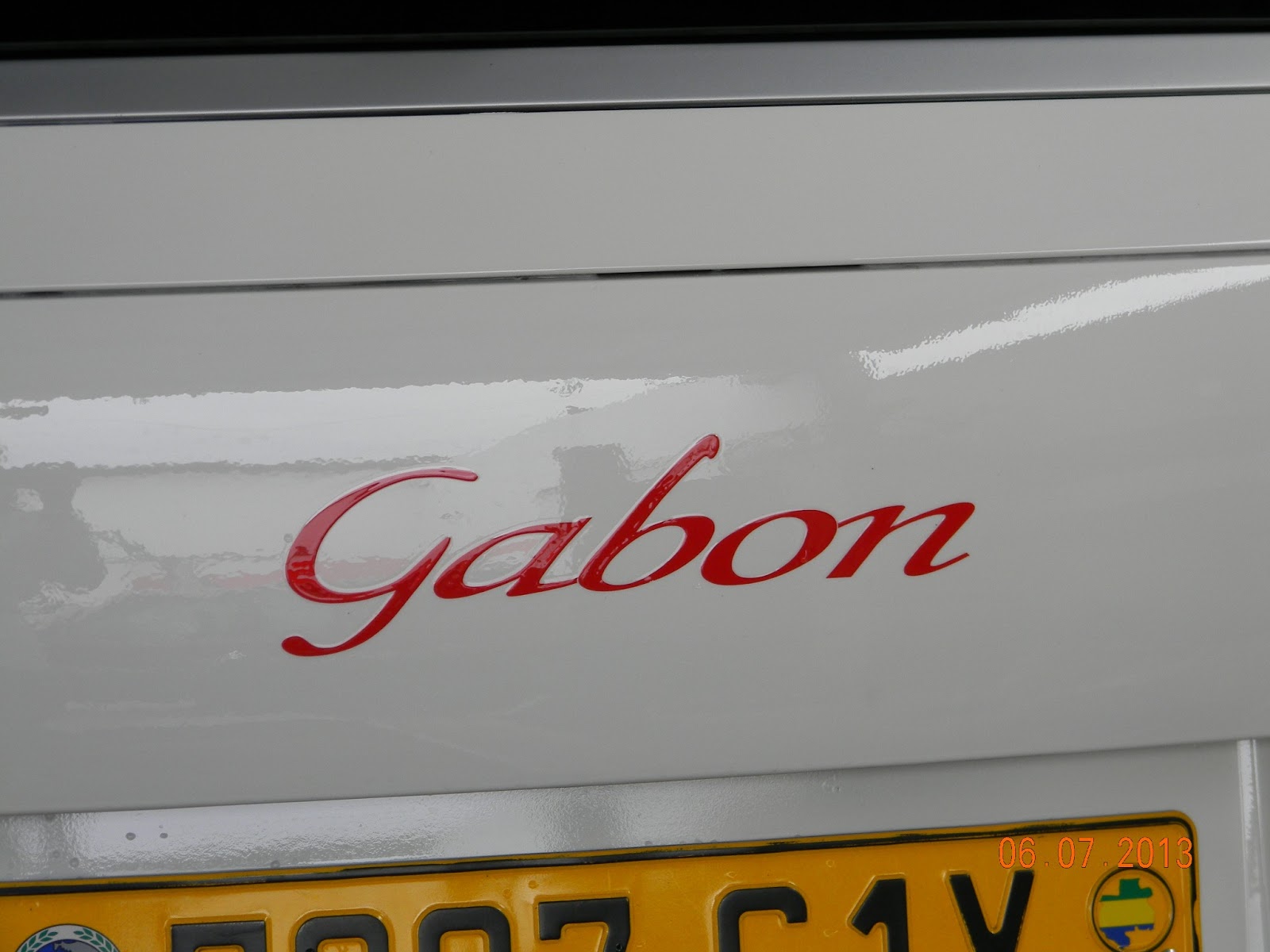 GARAGE FÉDÉRAL LIBREVILLE PEINTURE PORSCHE CAYENNE CHANGEMENT DE TEINTE DU NOIR AU BLANC