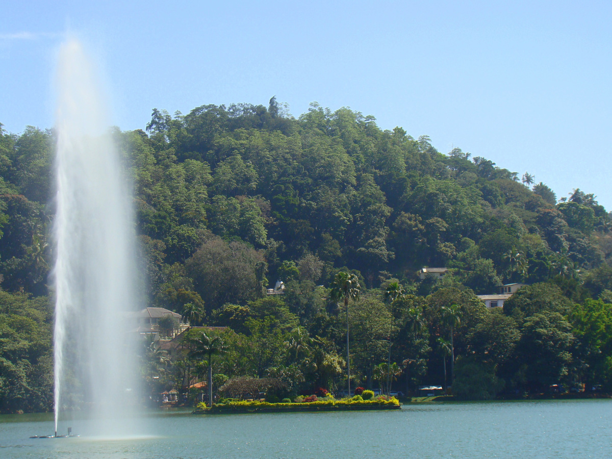 DiscoverSriLanka SRI LANKA FOUNTAIN [ KANDY LAKE ]