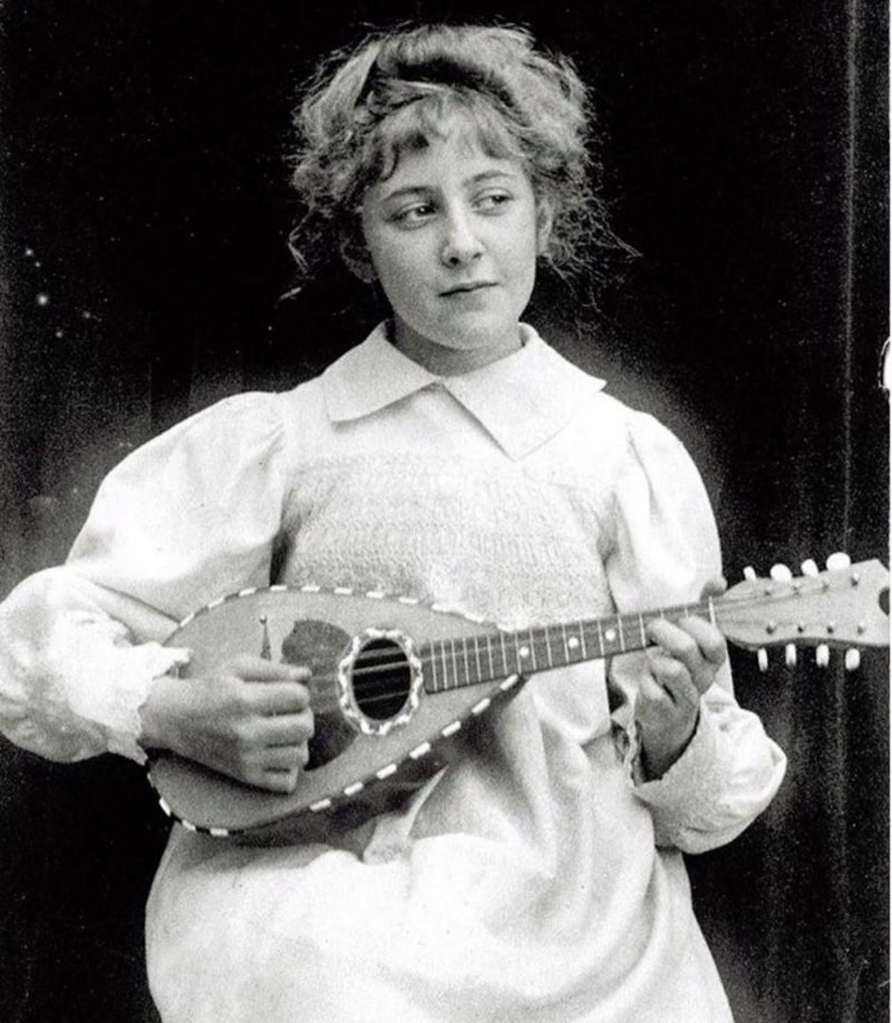 The Queen of Crime 18 Rare Photos of a Young Agatha Christie at the