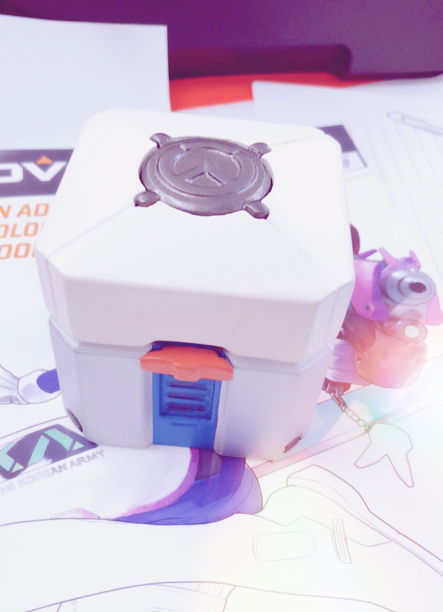 在遊戲總監Jeff Kaplan(右)的協助下，Chris(左)順利和Dominique(中)求婚成功。