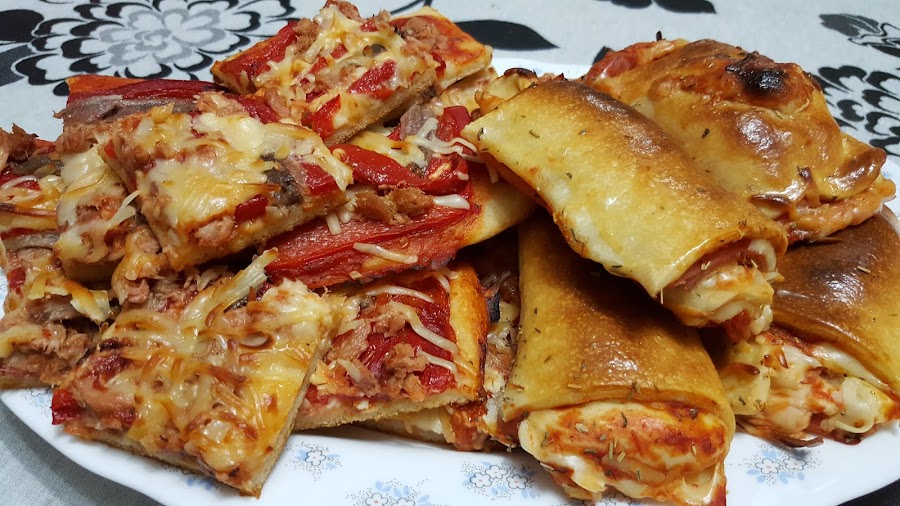 Pizza pimientos rojos, anchoas, atún y queso
