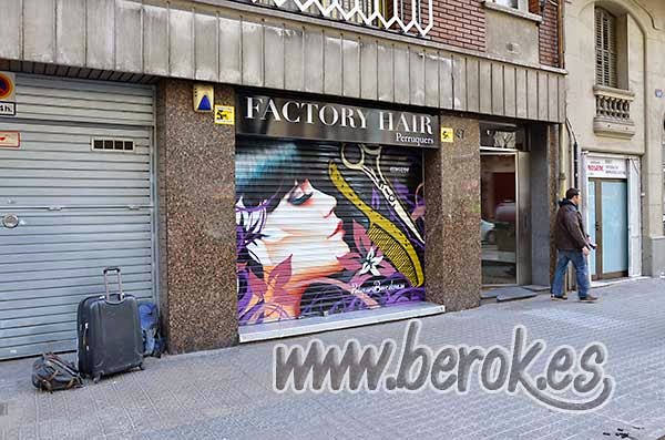 Graffiti profesional persiana peluquería de Barcelona