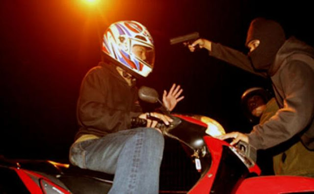 Waspada! Seorang Driver Ojek Online Dibegal dan Dibacok Dadanya Waspada! Seorang Driver Ojek Online Dibegal dan Dibacok Dadanya