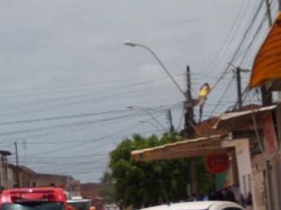 Homem morre eletrocutado em poste de eletricidade em Maceió