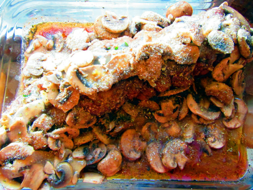 Italian style stuffed pork tenderloin by Laka kuharica: pour the gravy with mushrooms over the top, sprinkle with bread crumbs. 