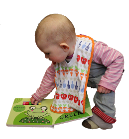 Baby spielt mit Kinderbuch