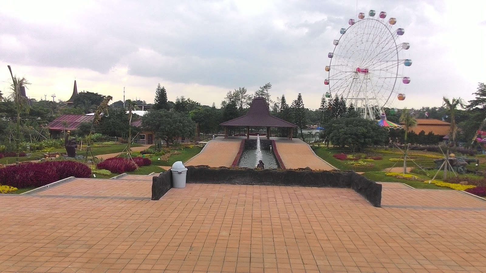 Taman Legenda Keong Mas
