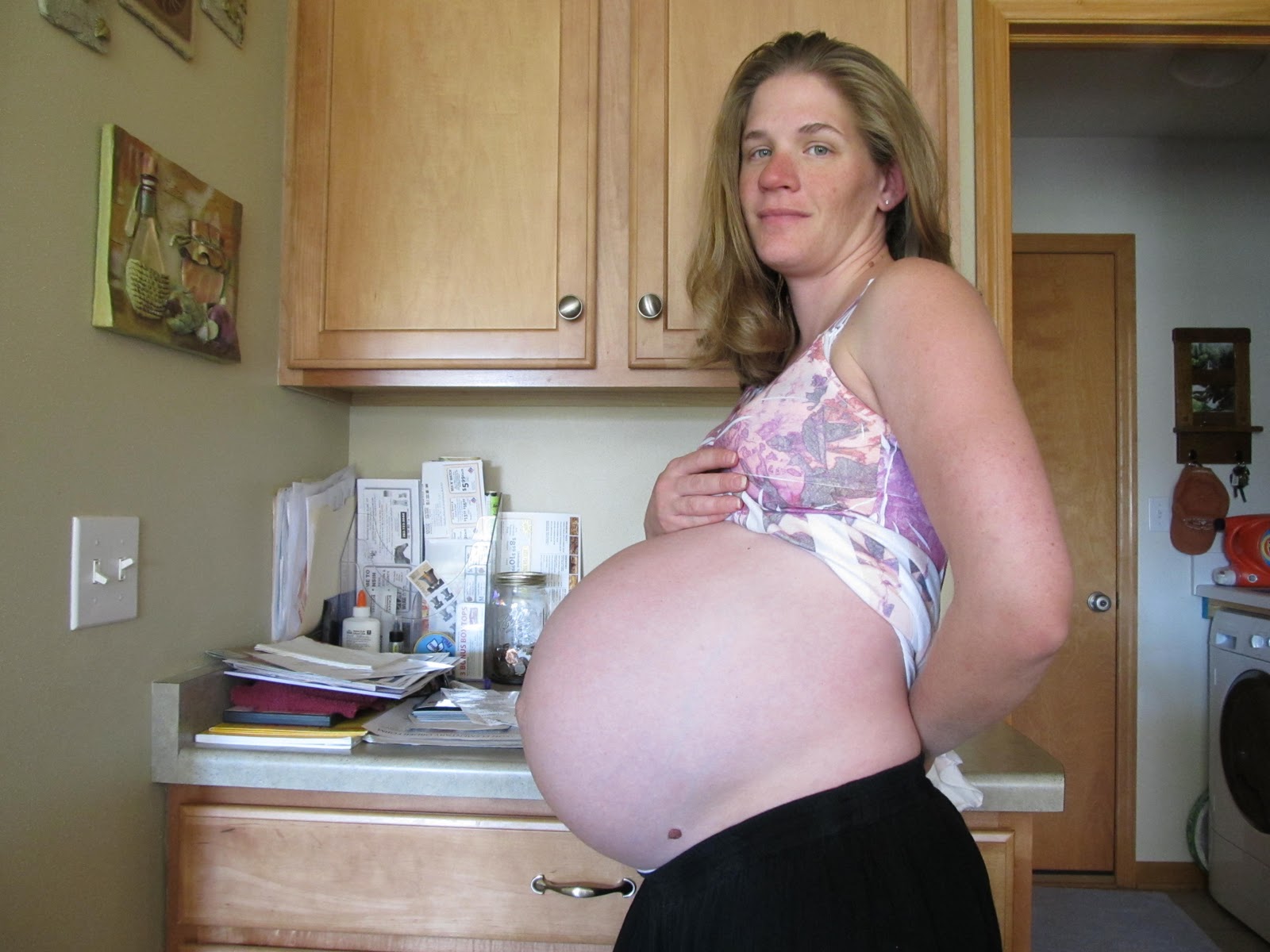 Беременность после 35 недель. Беременность двойней тройней. Женщины с большими животами.