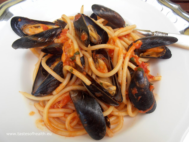 Mussels recipe, cooking mussels, mussels, how to clean mussels, spaghetti, pasta, tomato sauce, 