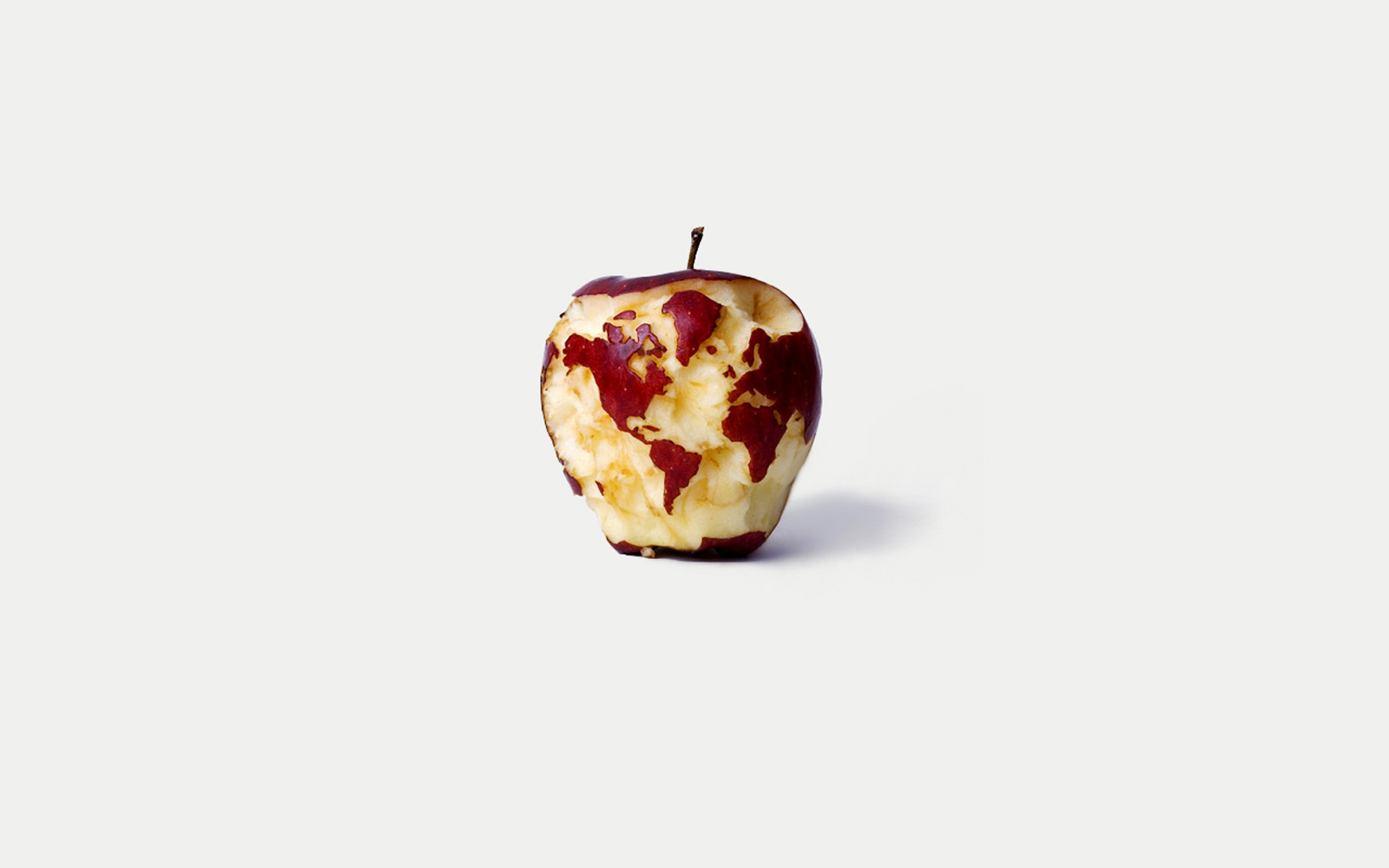 Креативное яблоко на белом фоне