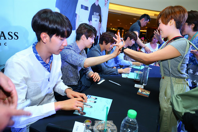 Meet N Greet Autograph session  - CNBLUE x The Class Meet & Greet @ Mid Valley Megamall High Five!! Photo by Mango Loke