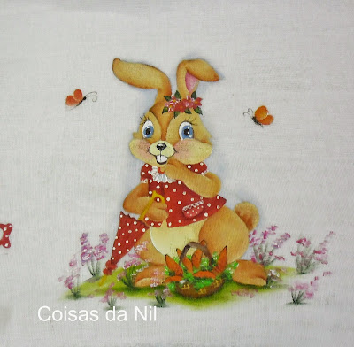 "pintura em tecido de coelha de pascoa com sombrinha e cesta de cenouras"