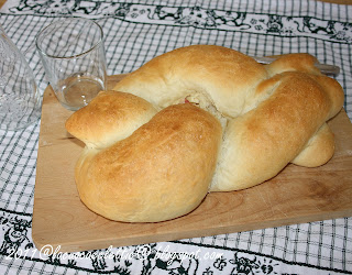 Treccia di pane farcita con pecorino, provolone e pancetta