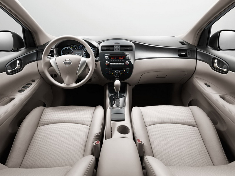 Nissan tiida панель