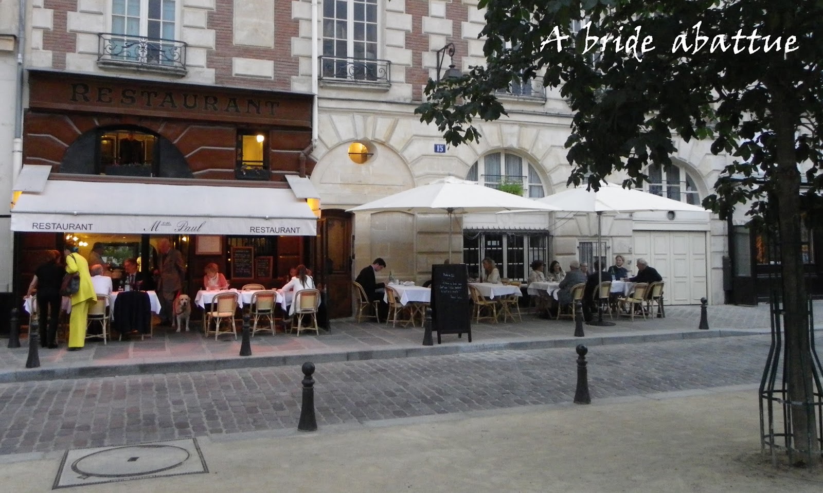 A bride abattue Dîner en terrasse chez Paul, place Dauphine
