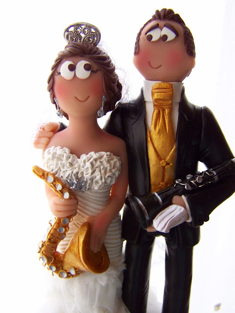 Figuras personalizadas para tarta de boda de Musicos sevillanos ella saxofon y el tuba YoToY & Laura Guarnieri
