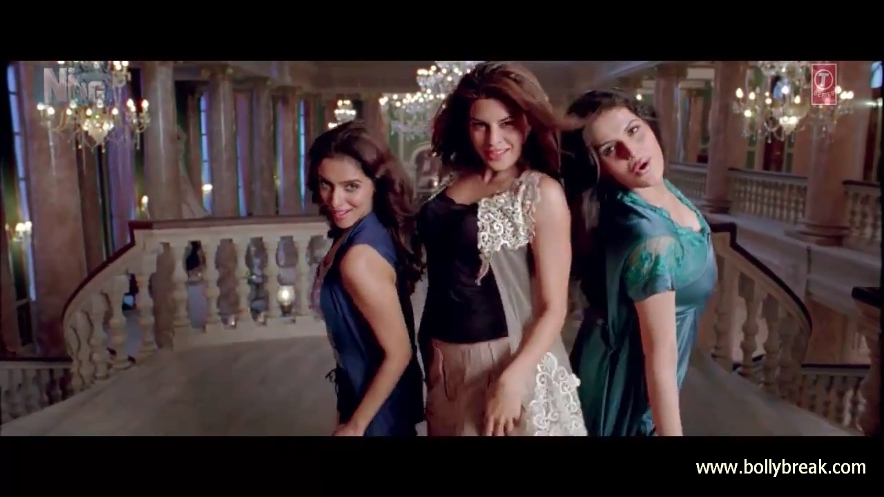 Jacquiline Fernandez Nighty Hot Moves - Jacquiline Fernandez Nigthy Pics - Housefull 2 - Right now Song