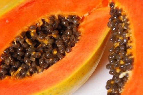 Nous nettoyons la personne des points noirs le citron