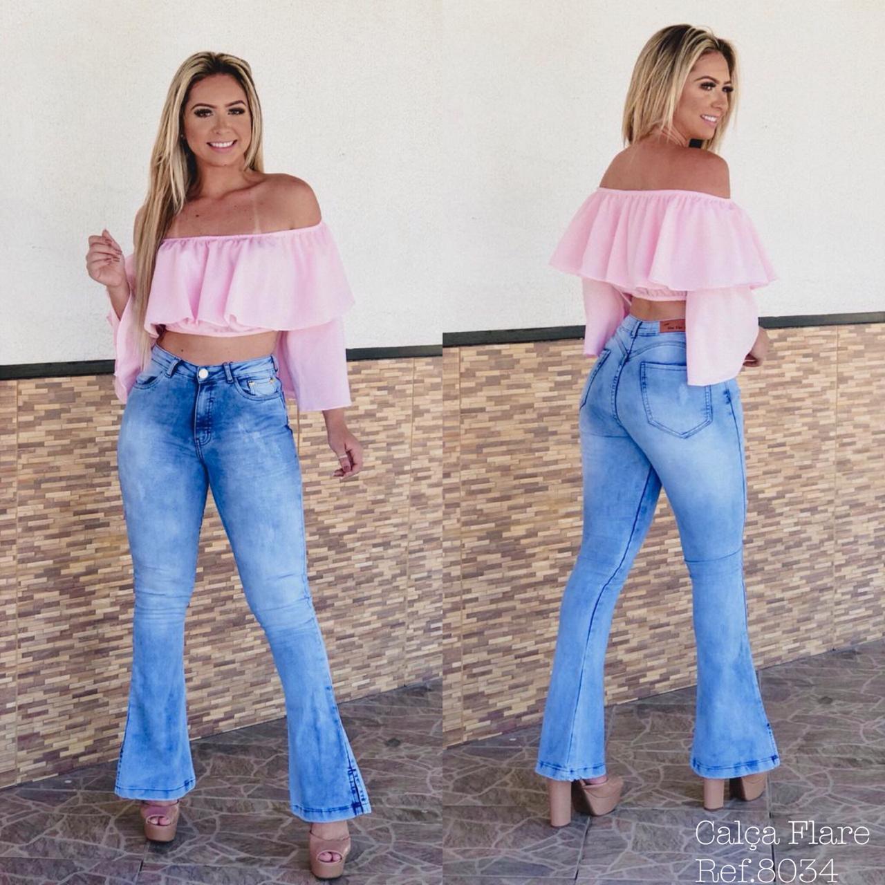 calça jeans flare com salto