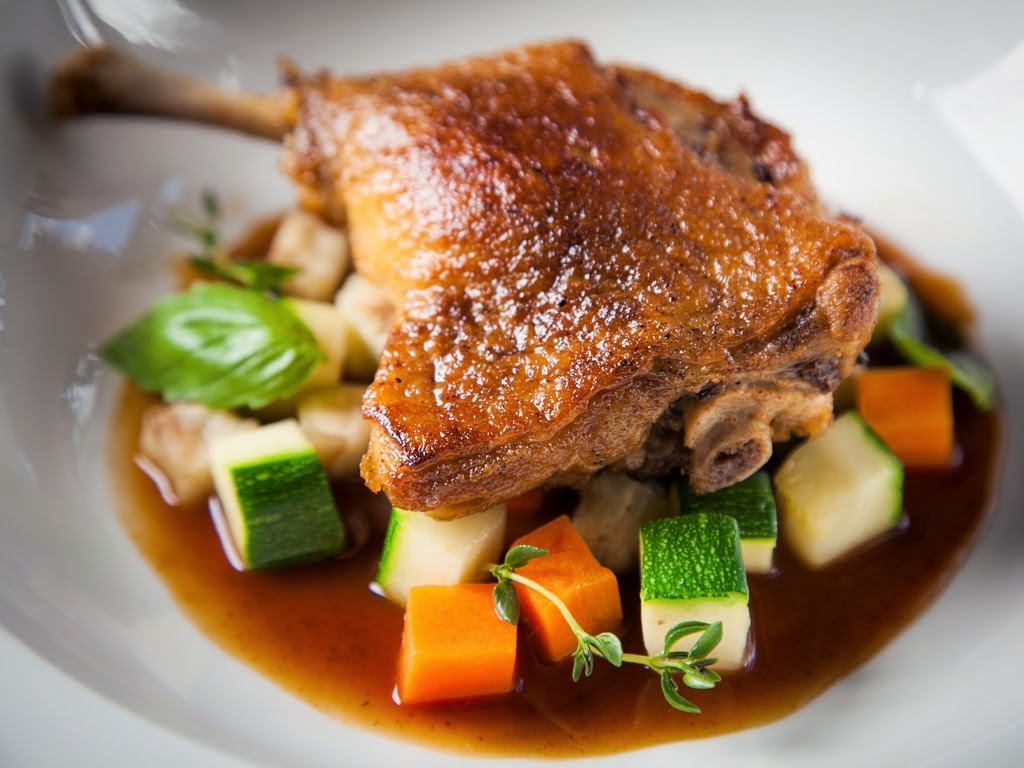 утка в духовке какой гарнир. гусь в духовке и гарнир. гарнир к утке запеченной в духовке. гарнир к утке. утка с яблоками гарнир.