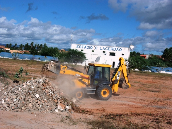 DAE diz que Estádio Lacerdão só será concluído em 2016