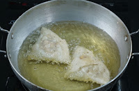 Frying-the-Samosa