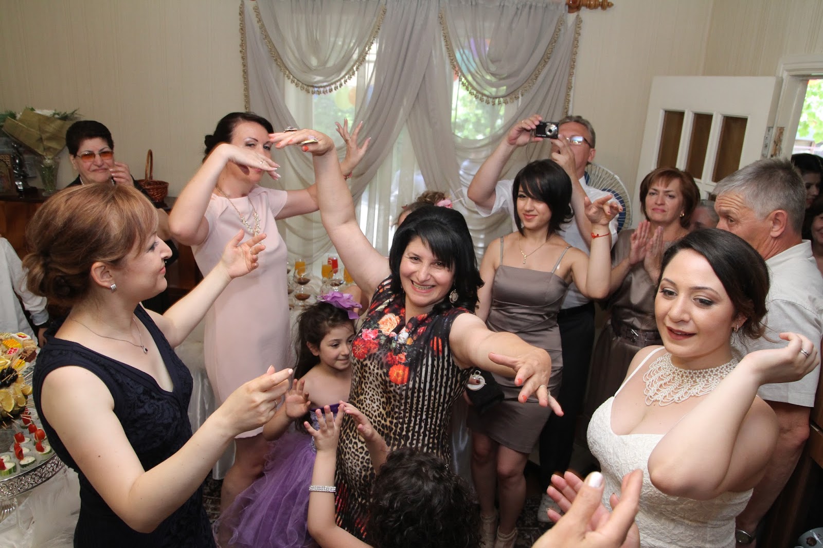 Вечеринки армян. Платья на армянскую свадьбу для гостей. Армянская свадьба гости. Огромная армянская свадьба. Армянская свадьба гости одежда.