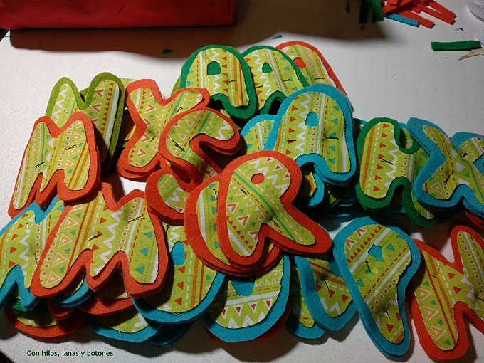 Con hilos, lanas y botones: Llaveros con iniciales