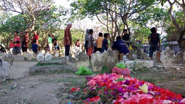 Menjadi Kebiasaan, Selepas Shalat Ied Pasti Ziarah Kubur, Lantas Bagaimana Harusnya?