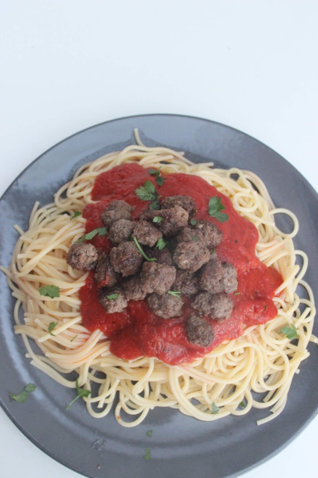 Spaghetti mit Tomatensoße und Hackfleischbällchen