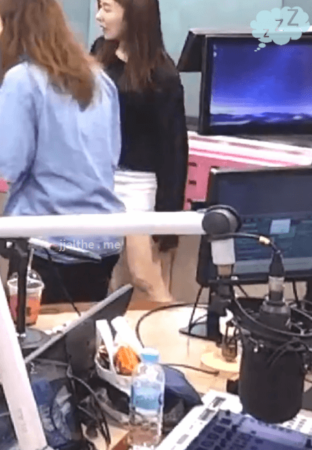 어제자 박선영 아나운서 짧은치마