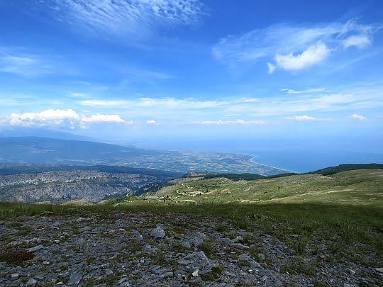 Widok drogi schodzacej z grzbietu do schroniska. Widok drogi schodzacej z grzbietu do schroniska.