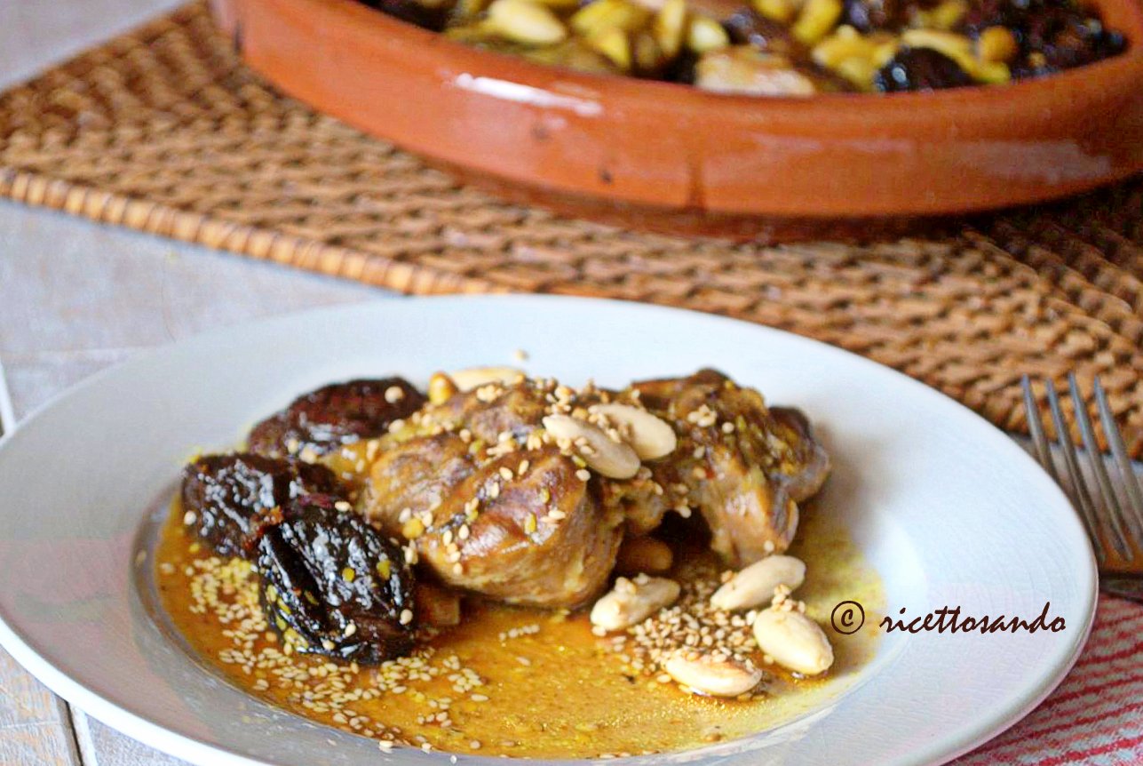 Tajine di manzo con prugne e mandorle ricetta marocchina a base di carne di manzo