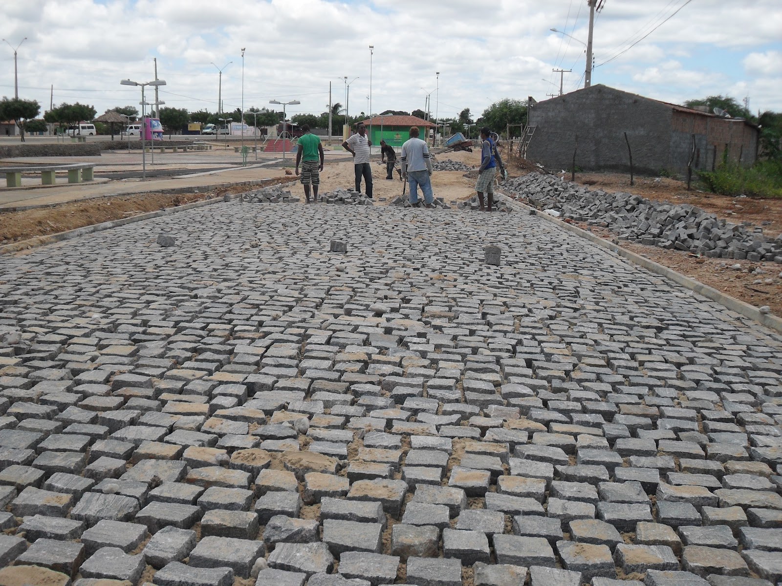 Izacolandia PREFEITURA DE LAGOA GRANDE RETOMA OBRAS DE CALÇAMENTO EM VERMELHOS‏